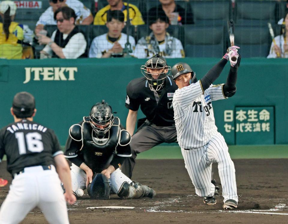 　３回、空振り三振に倒れる大山（撮影・立川洋一郎）