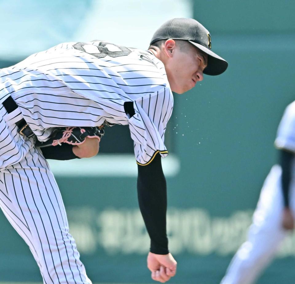 　汗を飛ばして力投する今朝丸（撮影・西田忠信）