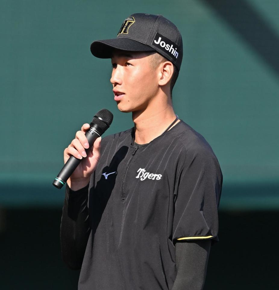 　試合後、スピーチする今朝丸（撮影・西田忠信）