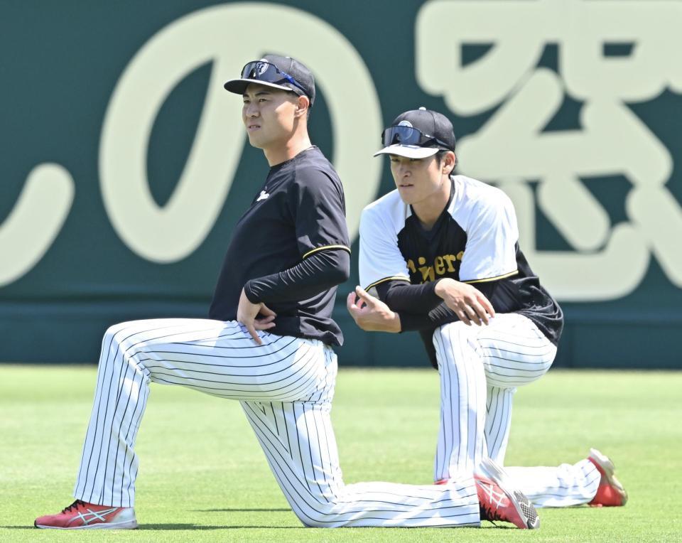 　１軍に合流した佐野（左）＝撮影・西田忠信