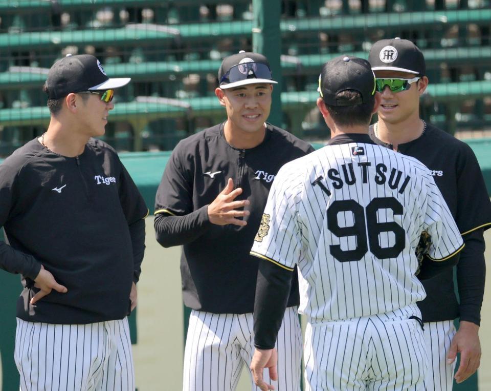 １軍に合流し、筒井壮コーチ（９６）の話を聞く佐野（中央）＝撮影・北村雅宏