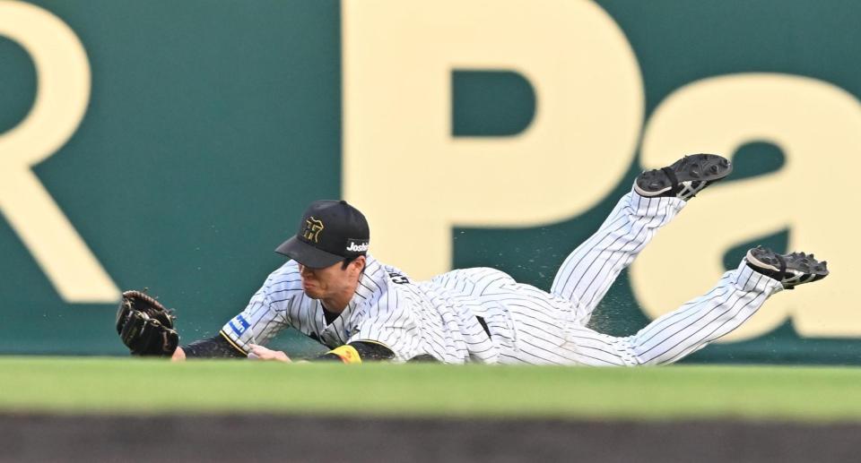 　２回、海野の飛球を好捕する近本（撮影・西田忠信）