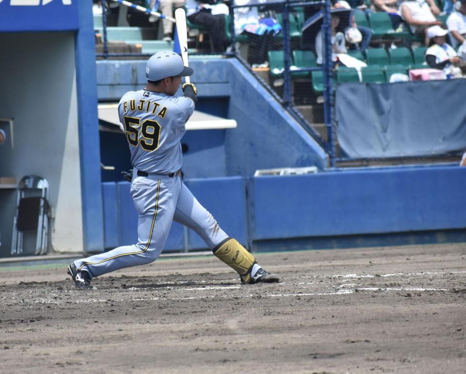 　適時三塁打を放つ藤田