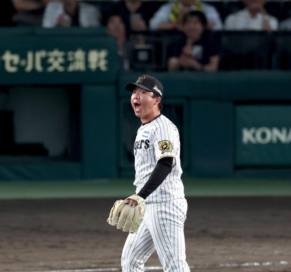 　８回、ソフトバンク打線を三者凡退に抑え、ほえる村上（撮影・北村雅宏）