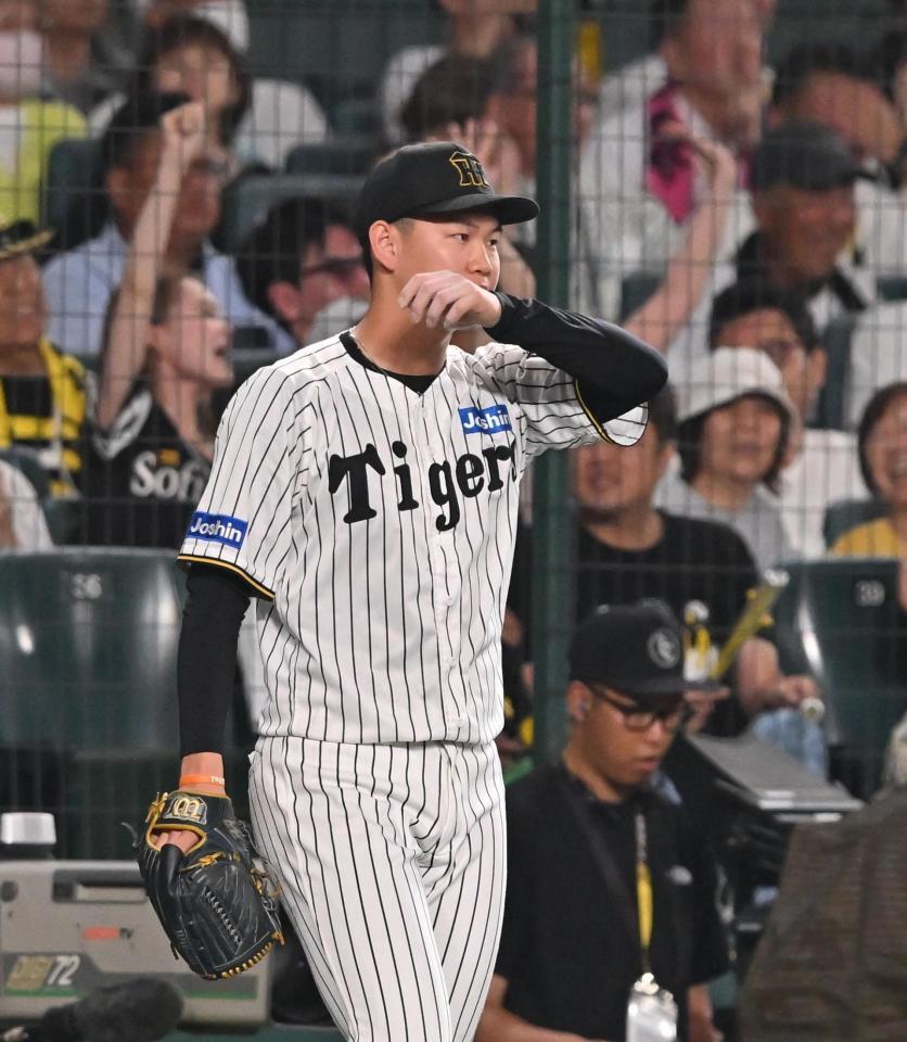 　１０回、代打の石塚に勝ち越しの二塁打を許した及川（撮影・西田忠信）