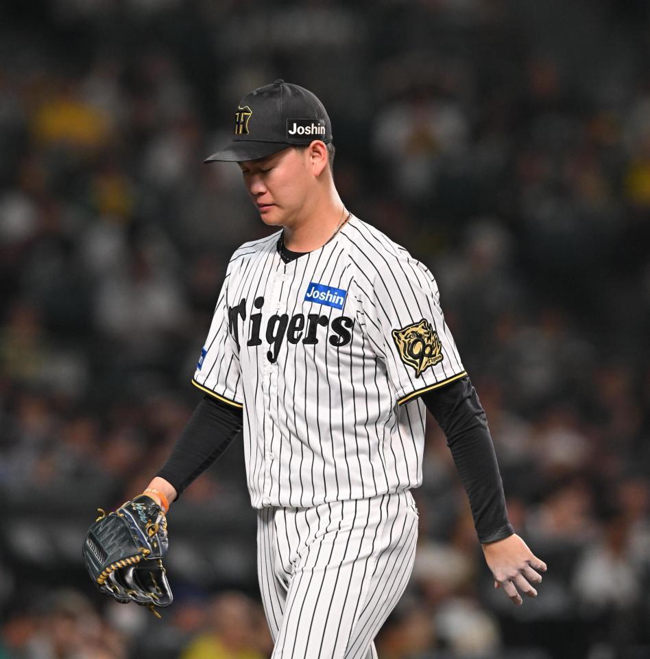 　１０回に勝ち越しを許し、ベンチに戻る及川（撮影・西田忠信）