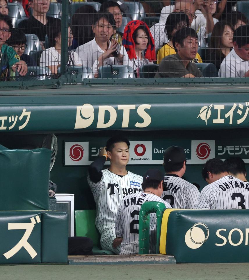 　１０回、ソフトバンクに勝ち越しを許し、ベンチで険しい表情の及川（左）＝撮影・北村雅宏