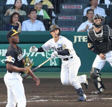 　２回、左前打を放つ坂本（撮影・北村雅宏）