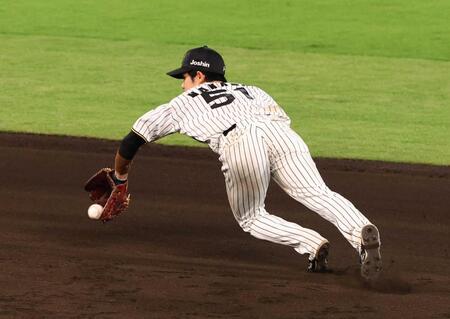 　１０回、嶺井の打球を好捕する中野