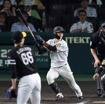 　７回阪神１死、左前打を放つ阪神・中野（撮影・北村雅宏）