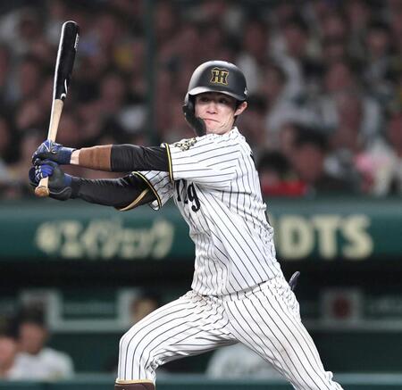 　５回、左前へ安打を放ち、好機を広げる阪神・中野（撮影・田中太一）