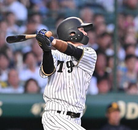 　３回１死、左前打を放つ阪神・中野（撮影・西田忠信）