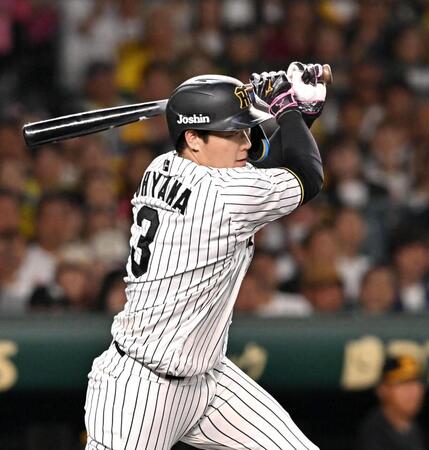 　５回、中前に同点打を放つ大山（撮影・西田忠信）