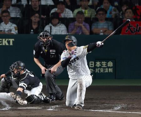 　７回、チャンスで空振り三振に倒れる大山（撮影・北村雅宏）