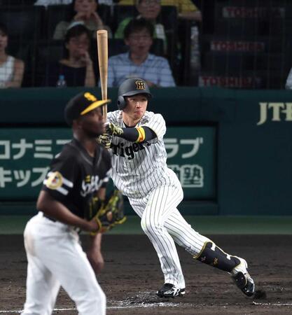 　５回、左前打を放つ近本