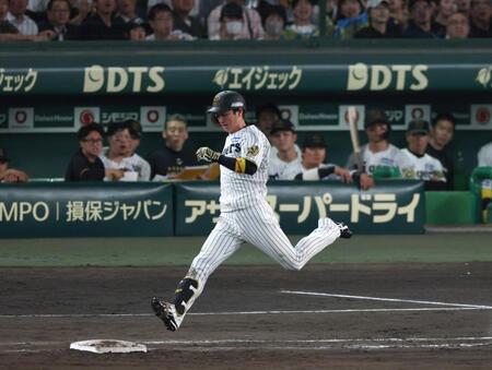 　９回、ゴロを放ち、内野安打をもぎ取る近本（撮影・北村雅宏）