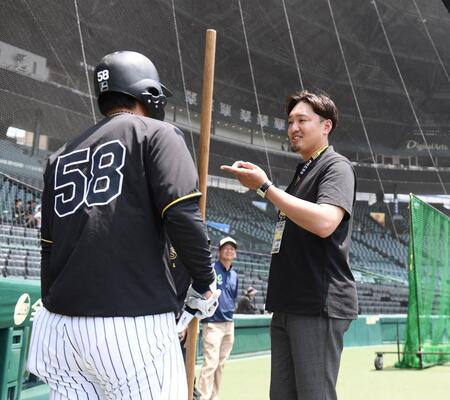 　前川（左）に話しかける秋山ＢＡ（撮影・西田忠信）