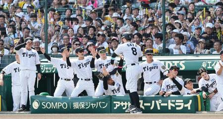 　１回、生還した佐藤輝を迎える阪神ナイン（撮影・田中太一）
