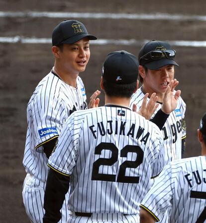 　ソフトバンクに勝利し大竹（左）は藤川監督とタッチする（撮影・山口登）