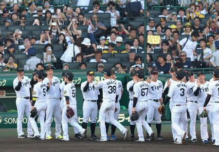 　ソフトバンクに勝利し、ナインを迎える藤川監督（左端）ら＝撮影・北村雅宏