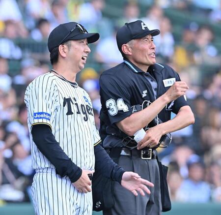 　６回、大竹の交代を告げる藤川監督（左）＝撮影・西田忠信
