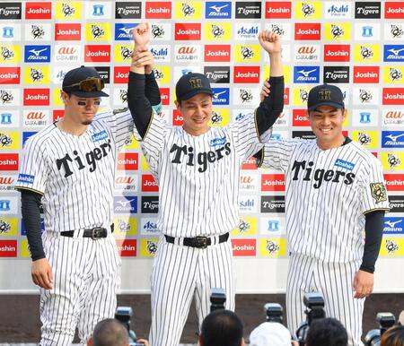 　お立ち台でポーズを決める（左から）佐藤輝、大竹、桐敷（撮影・山口登）