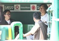 　練習中、ベンチの中で記者と話をする藤川監督（撮影・田中太一）