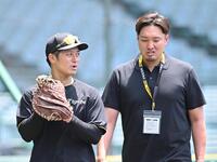 　秋山ＢＡ（右）と言葉を交わす坂本（撮影・西田忠信）