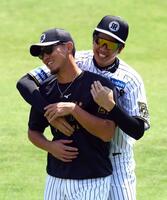 　伊藤将（左）に抱きつく才木（撮影・山口登）