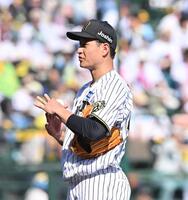 　６回、川瀬へ投球した後にタイムを要求する大竹（撮影・西田忠信）