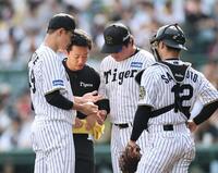 　６回、左手を見せる大竹は、そのまま降板する（撮影・田中太一）