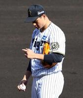 　６回、マウンドで指先を見つめる大竹（撮影・山口登）