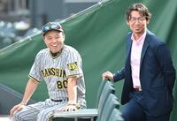 　試合前、鳥谷敬氏（右）と談笑する岡田監督＝２０２３年７月