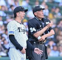 　６回、大竹の交代を告げる藤川監督（左）＝撮影・西田忠信