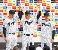 　お立ち台でポーズを決める（左から）佐藤輝、大竹、桐敷（撮影・山口登）