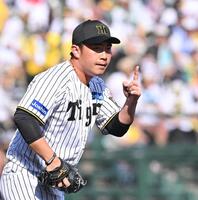 　６回、代打の川瀬を三振に仕留めた桐敷（撮影・西田忠信）