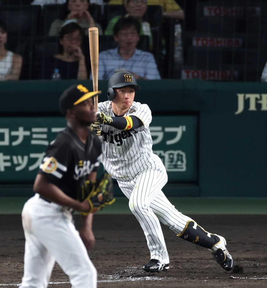 　５回、左前打を放つ近本