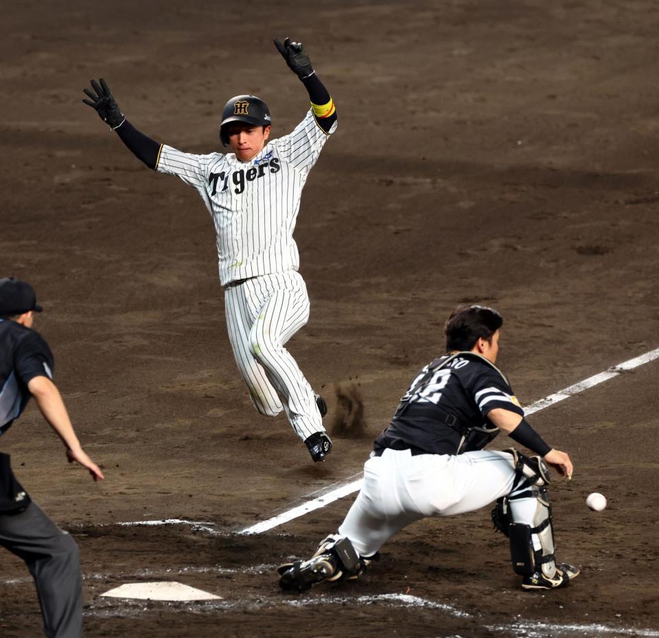 　５回、近本は大山の中前打で生還する（捕手・海野）＝撮影・山口登