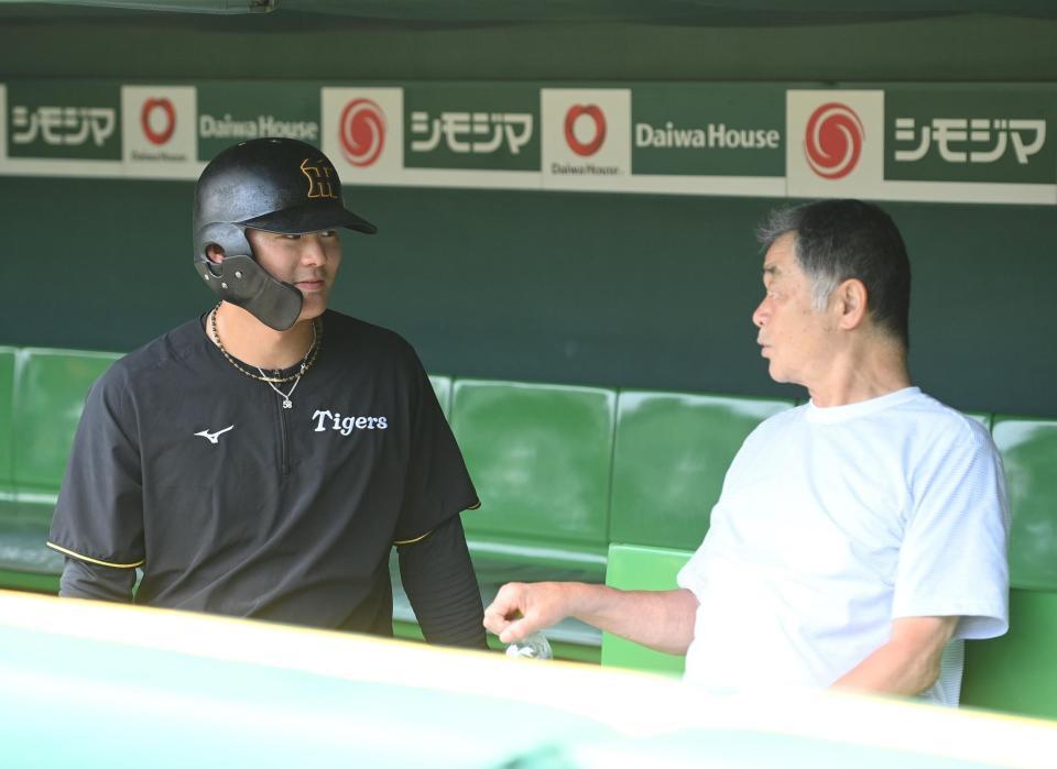 　川藤幸三氏（右）と言葉を交わす前川（撮影・西田忠信）