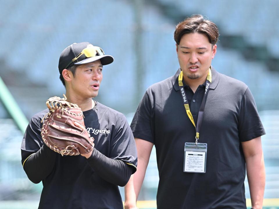 　秋山ＢＡ（右）と言葉を交わす坂本（撮影・西田忠信）