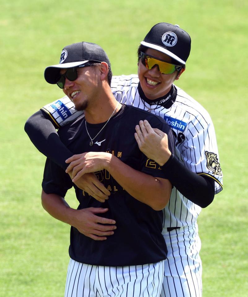 　伊藤将（左）に抱きつく才木（撮影・山口登）