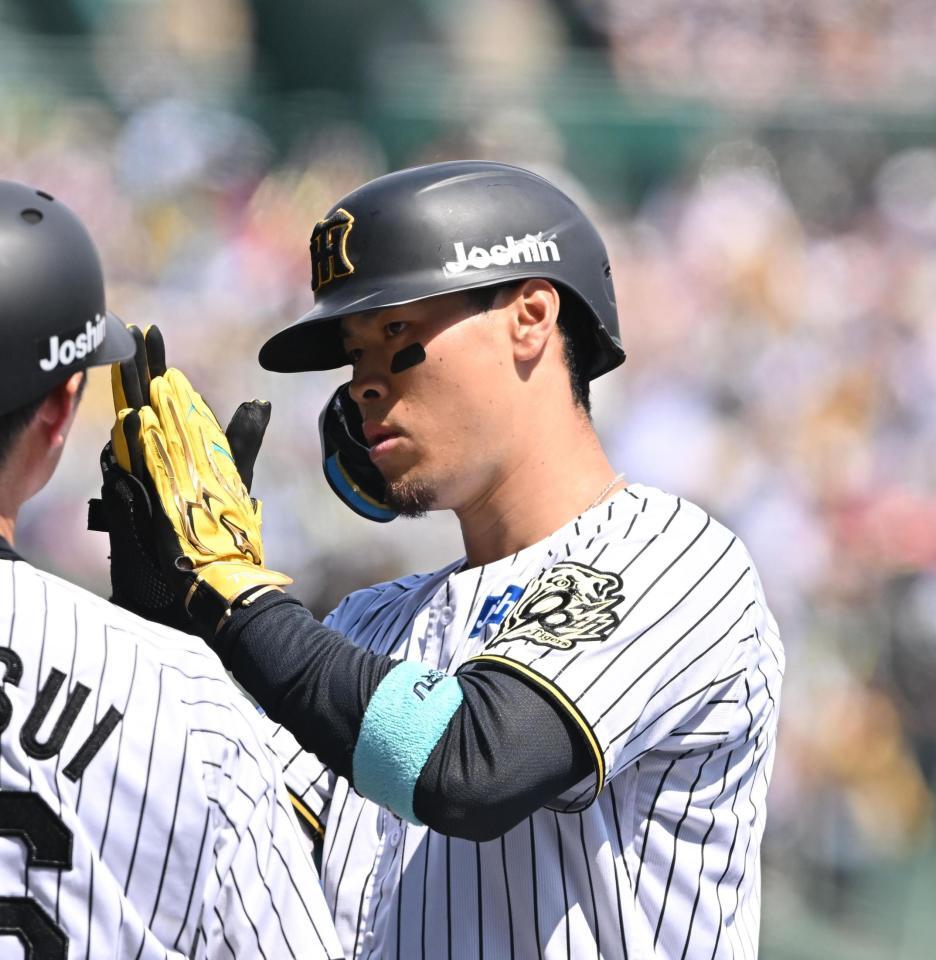 　１回、先制打を放った佐藤輝（撮影・西田忠信）