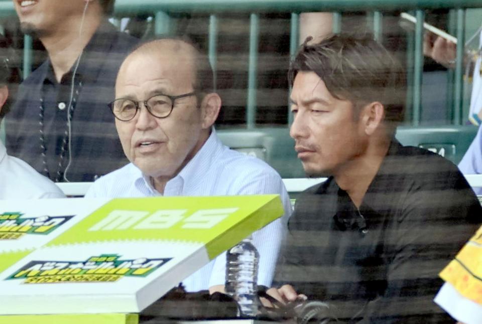 　解説席の岡田彰布・オーナー付顧問と鳥谷敬氏撮影・田中太一）