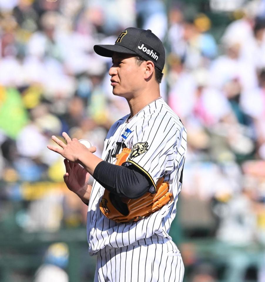 　６回、川瀬へ投球した後にタイムを要求する大竹（撮影・西田忠信）