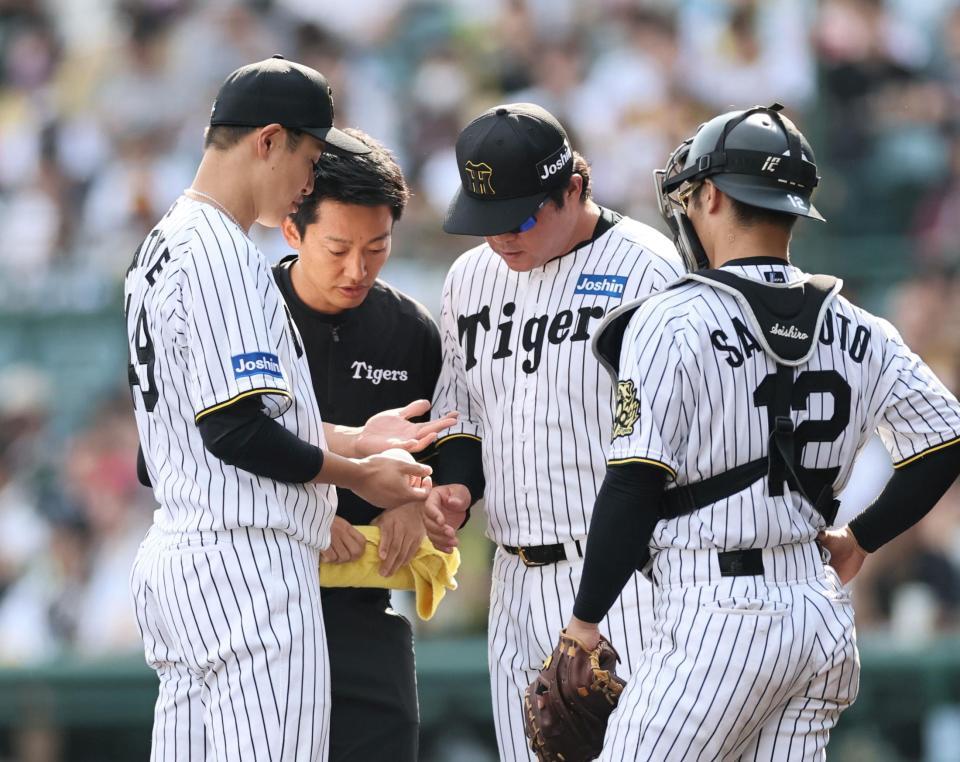 　６回、左手を見せる大竹は、そのまま降板する（撮影・田中太一）