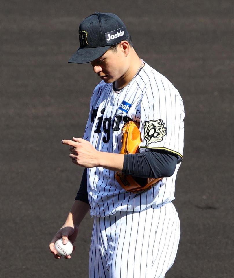 　６回、マウンドで指先を見つめる大竹（撮影・山口登）