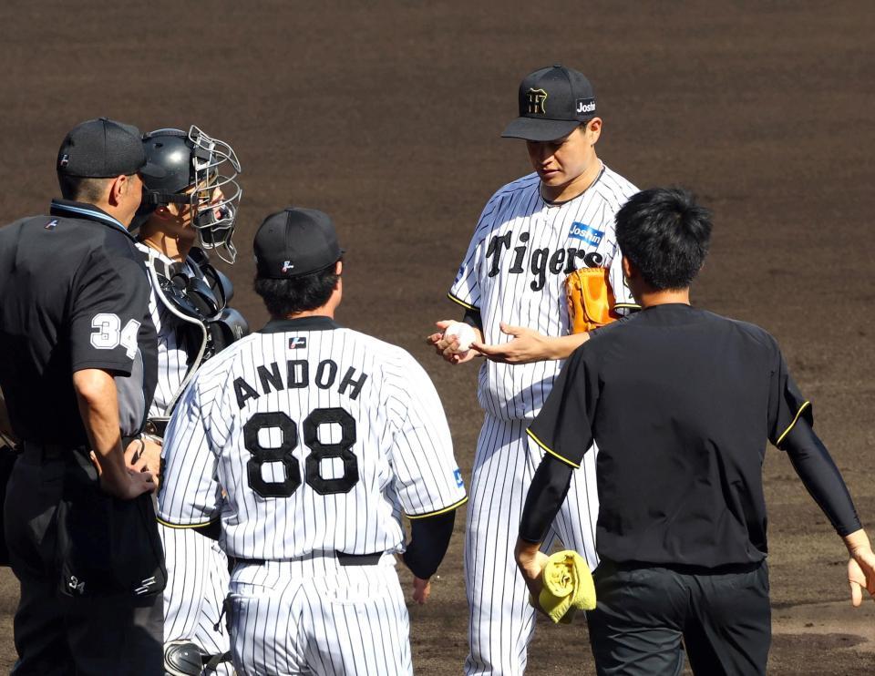 　６回、大竹は指先を気にし安藤コーチが駆け付ける（撮影・山口登）