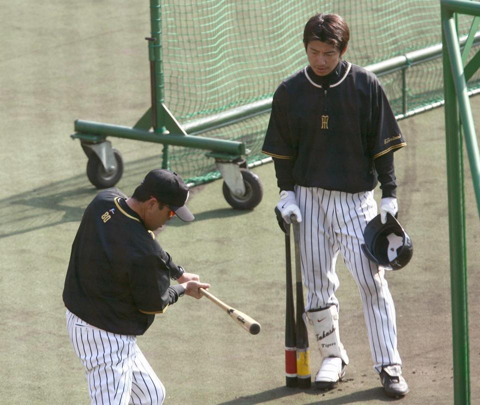 　岡田監督から直々に打撃指導を受ける鳥谷＝２００６年１１月