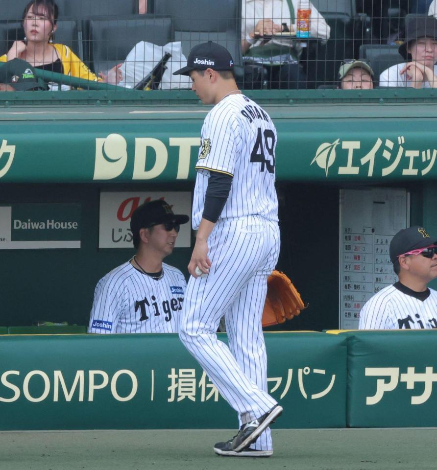 　６回途中、ケガの手当てのためベンチに引き揚げる大竹（撮影・北村雅宏）