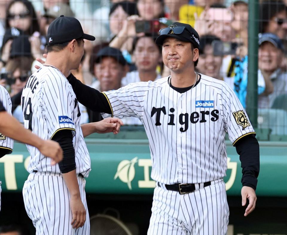 　勝利を挙げた大竹を労う藤川監督（撮影・田中太一）